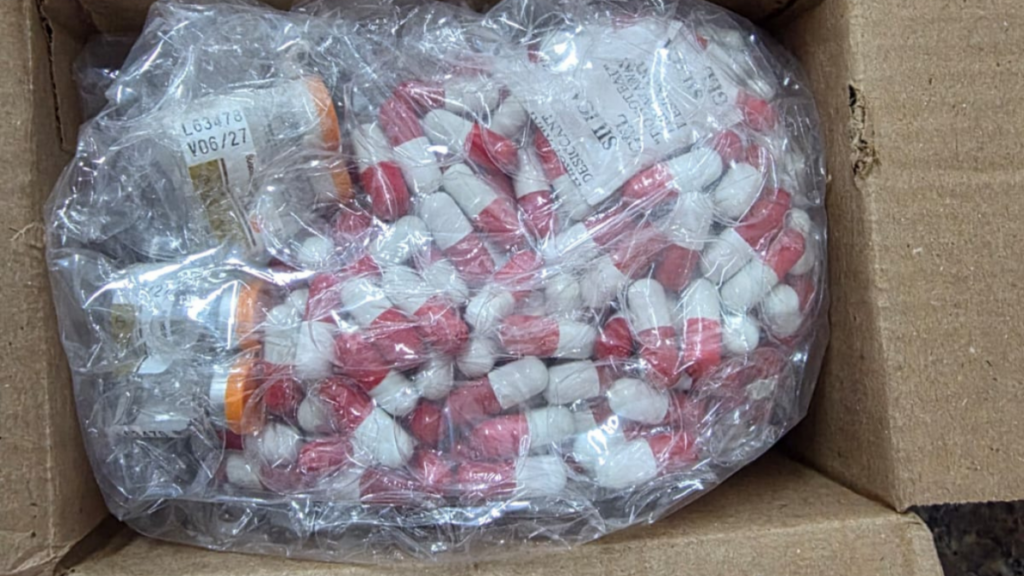 SITE-PCGO-2026-02-19T085926.040-1024x576 Mulher é presa suspeita de venda clandestina de medicamentos emagrecedores em GoiâniaRemédios eram enviados via Correios