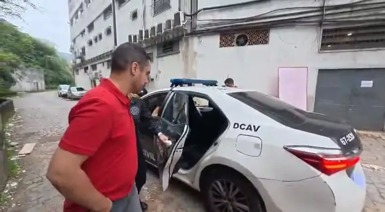 guilherme-moreira-policia-1 Secretário de Habitação de Petrópolis é preso por suspeita de estupro de criança de 8 anosCom ele policiais também apreenderam cinco armas, incluindo dois fuzis